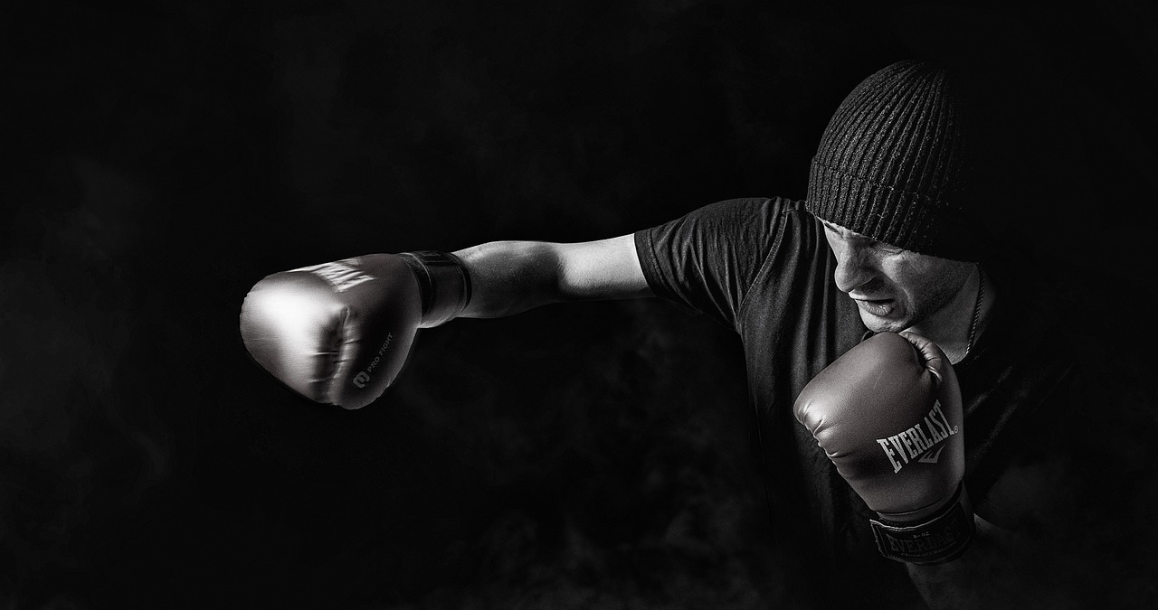 Joshua Edwards domină ringul: victorie clară împotriva lui Larry Gonzales într-un meci internațional de box
