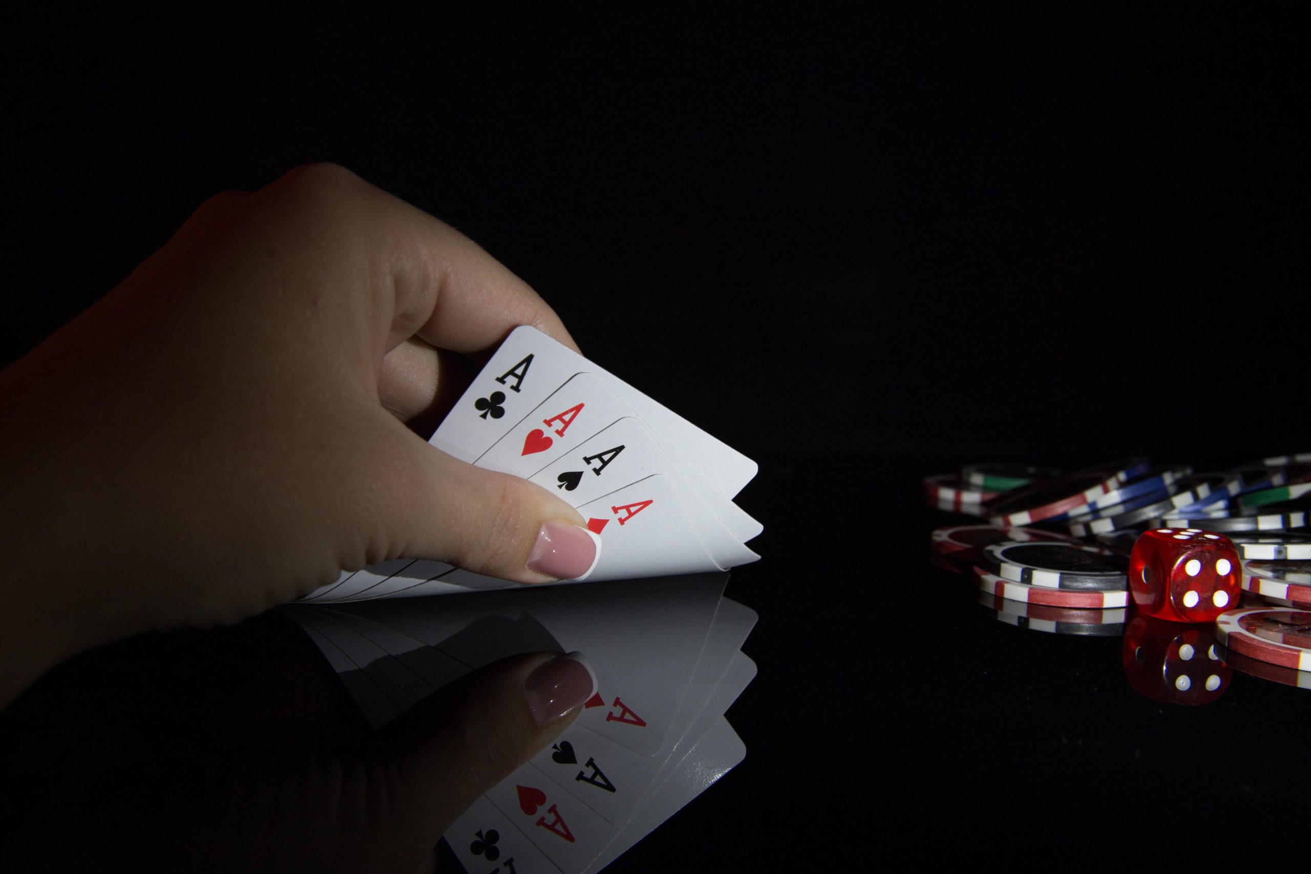 Ce înseamnă flop, turn și river la poker și cum se desfășoară o mână