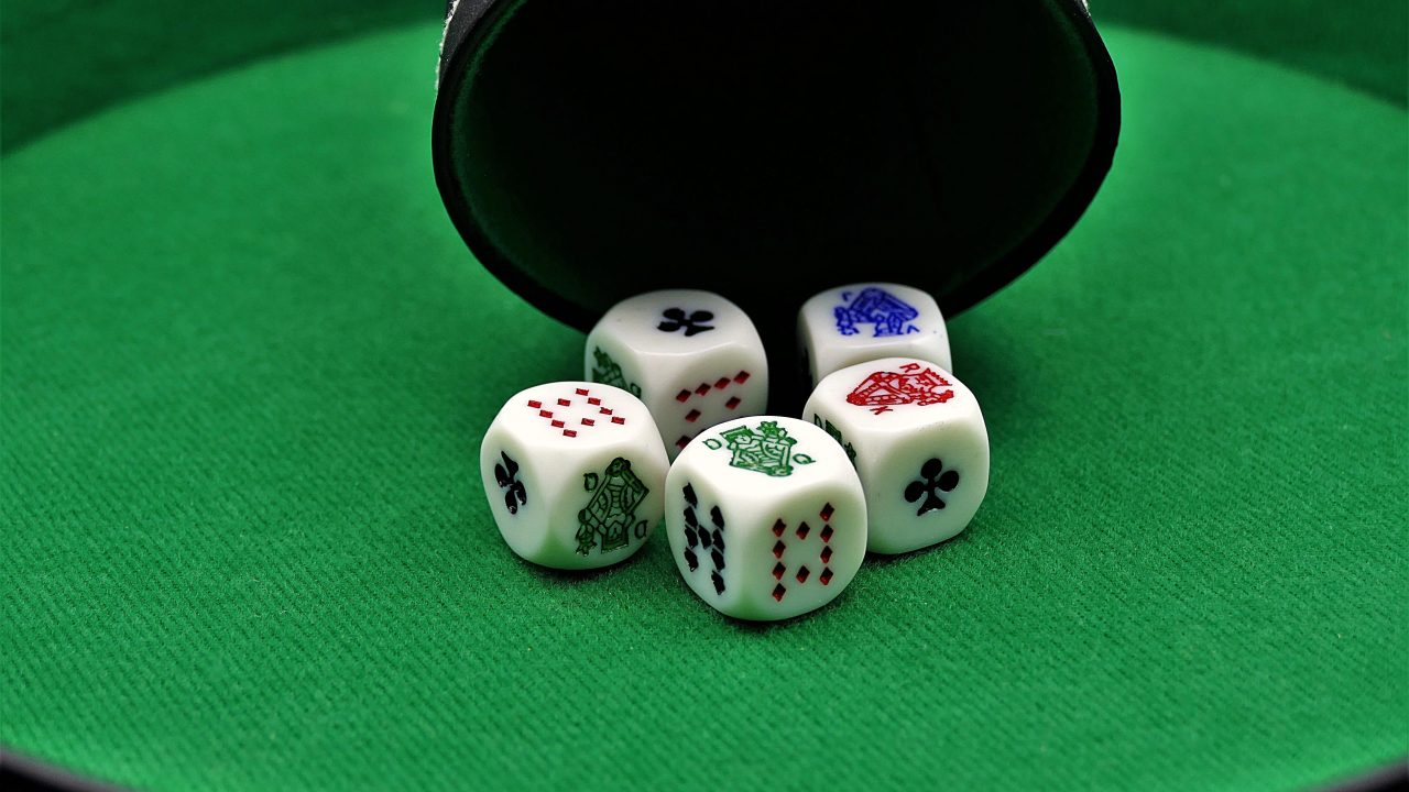Ce este casino hold’em și cum diferă de pokerul Texas Hold’em