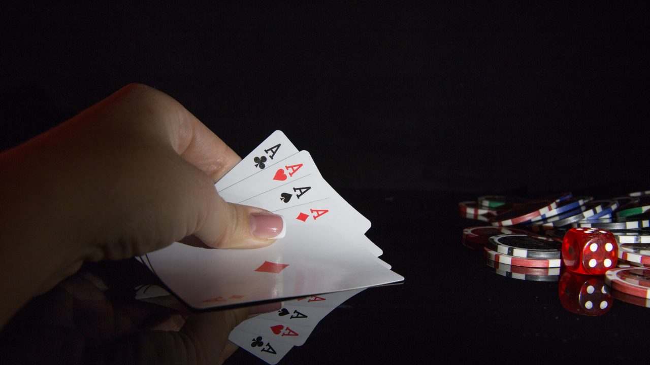 Ce este masa finală la poker și cum se ajunge la ultimii jucători